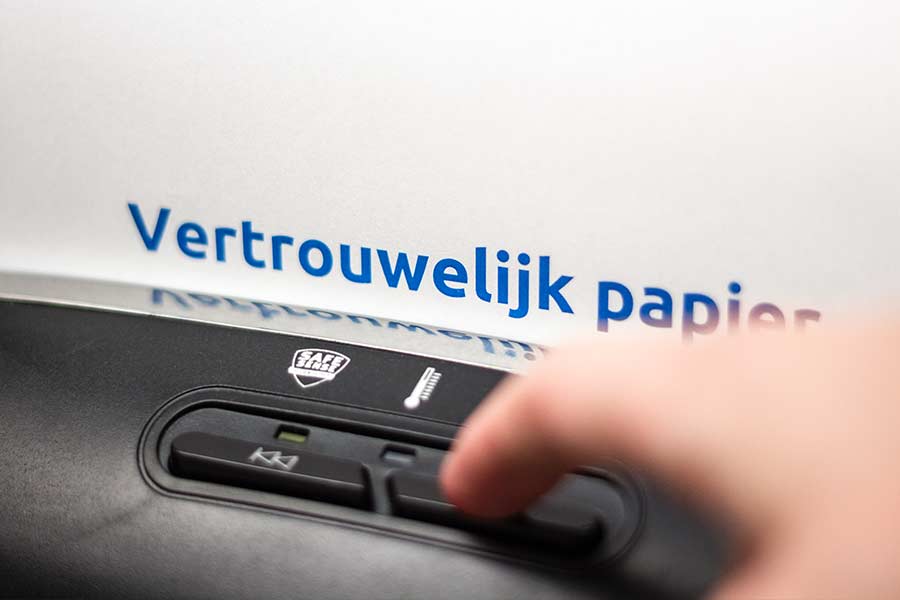 vertrouwelijk-papier-versnipperen-papierversnipperaar