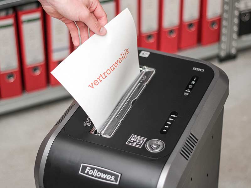 zelf-vertrouwelijk-papier-versnipperen-papiervernietiger